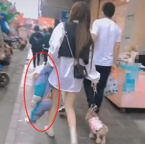 “背篓舅舅”意外走红，带娃搓麻将两不耽误，宝宝的表情太可爱