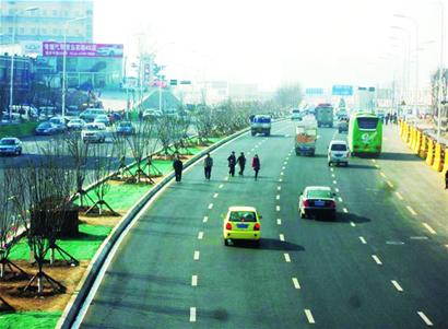 从乡土路到大动脉，十万人义务建设小白干路，奈何殡仪馆至今难迁