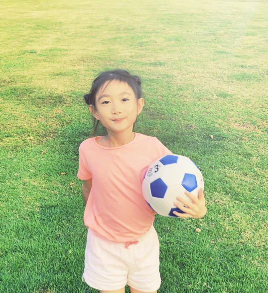 *小鹏李**7岁女儿奥莉长大啦！鼻子秀气大眼睛迷人，优雅溜冰似公主