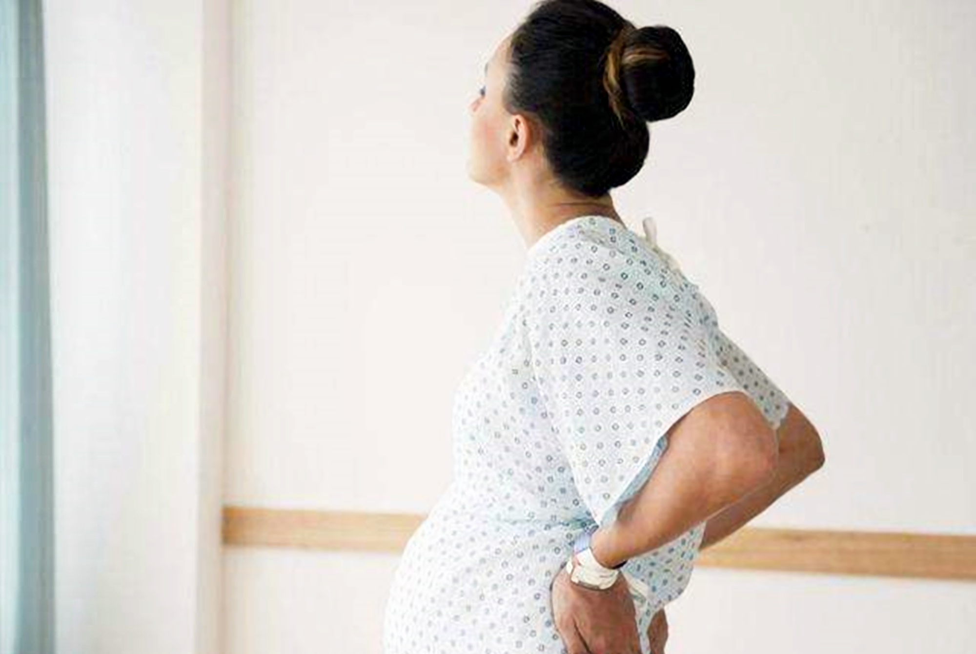 产后女性腰疼最快缓解方法,产后腰疼的原因及缓解方法