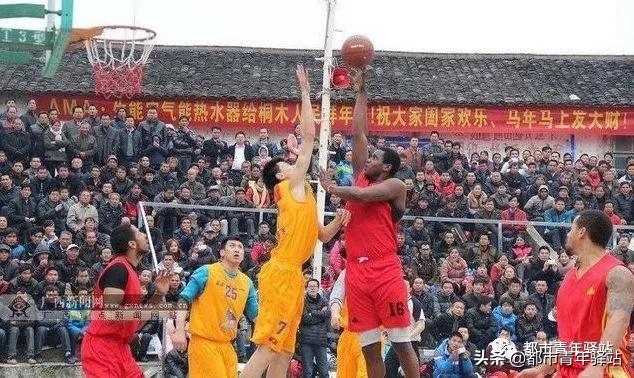 2000公里外的野球场，藏着他与篮球最深的热爱｜那些不一样的故事