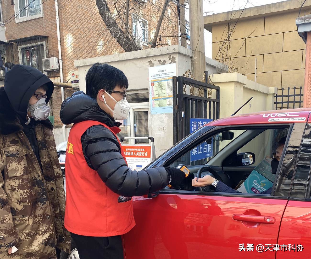 社区党员干部抗击疫情防控,党员下沉社区疫情防控宣传报道