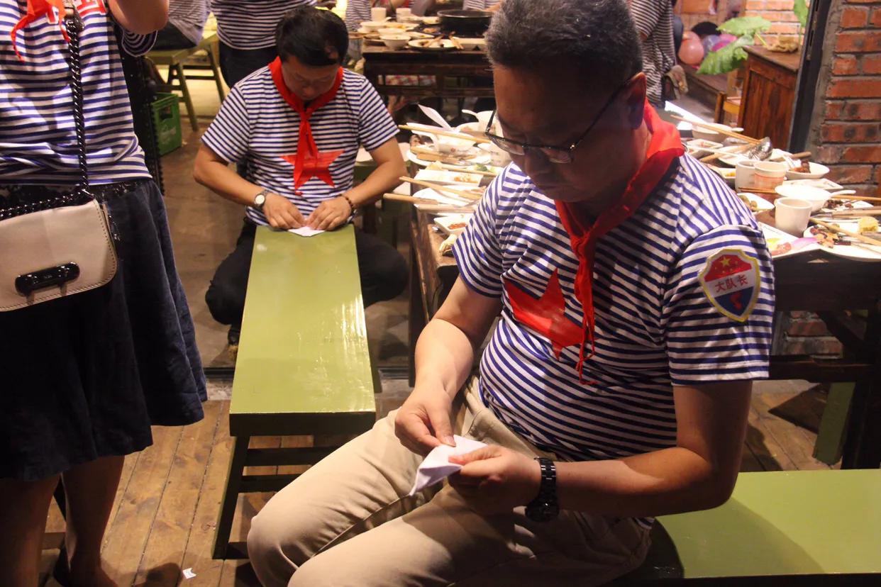 超龄儿童戴红领巾图片,戴红领巾的小朋友六一儿童节