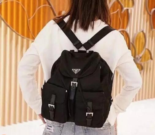 欧美时尚双肩包搭配,奢侈品好看的包包推荐