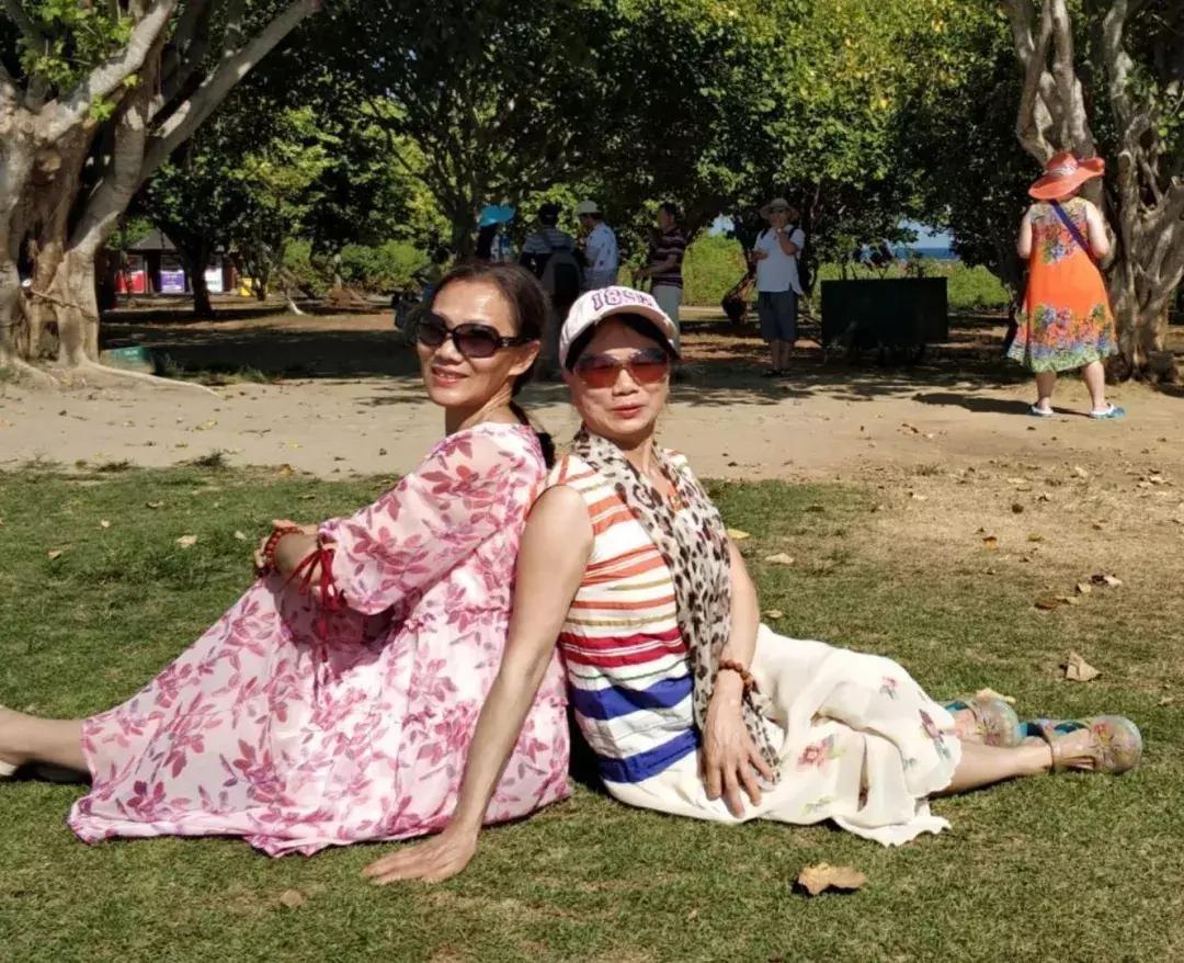 中国大妈旅游拍照姿势五角星,中年大妈拍照摆拍动作