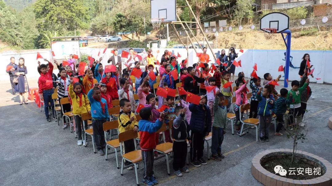 开心学校买来一批体育用品,体育健身器材小学