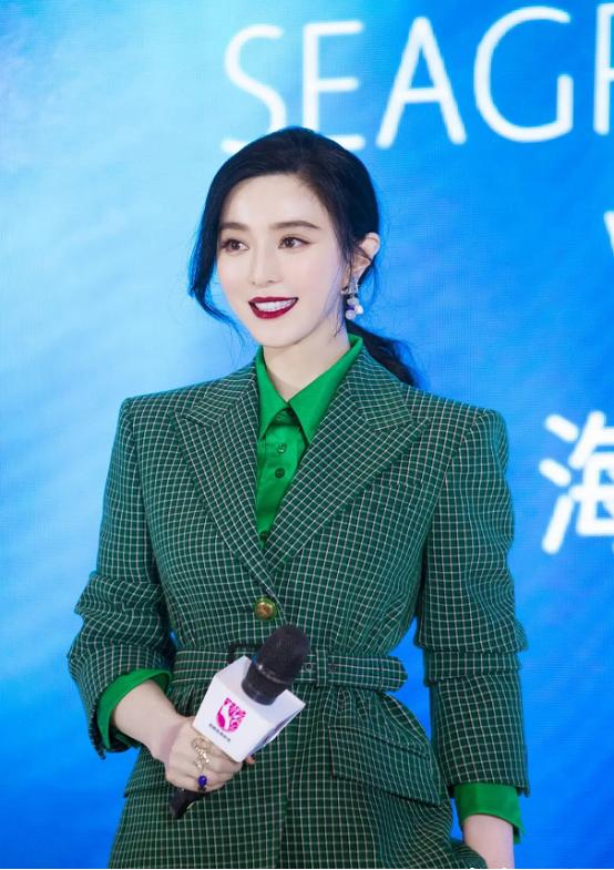 范冰冰最新机场穿裙子,范冰冰全身白到发光咋回事