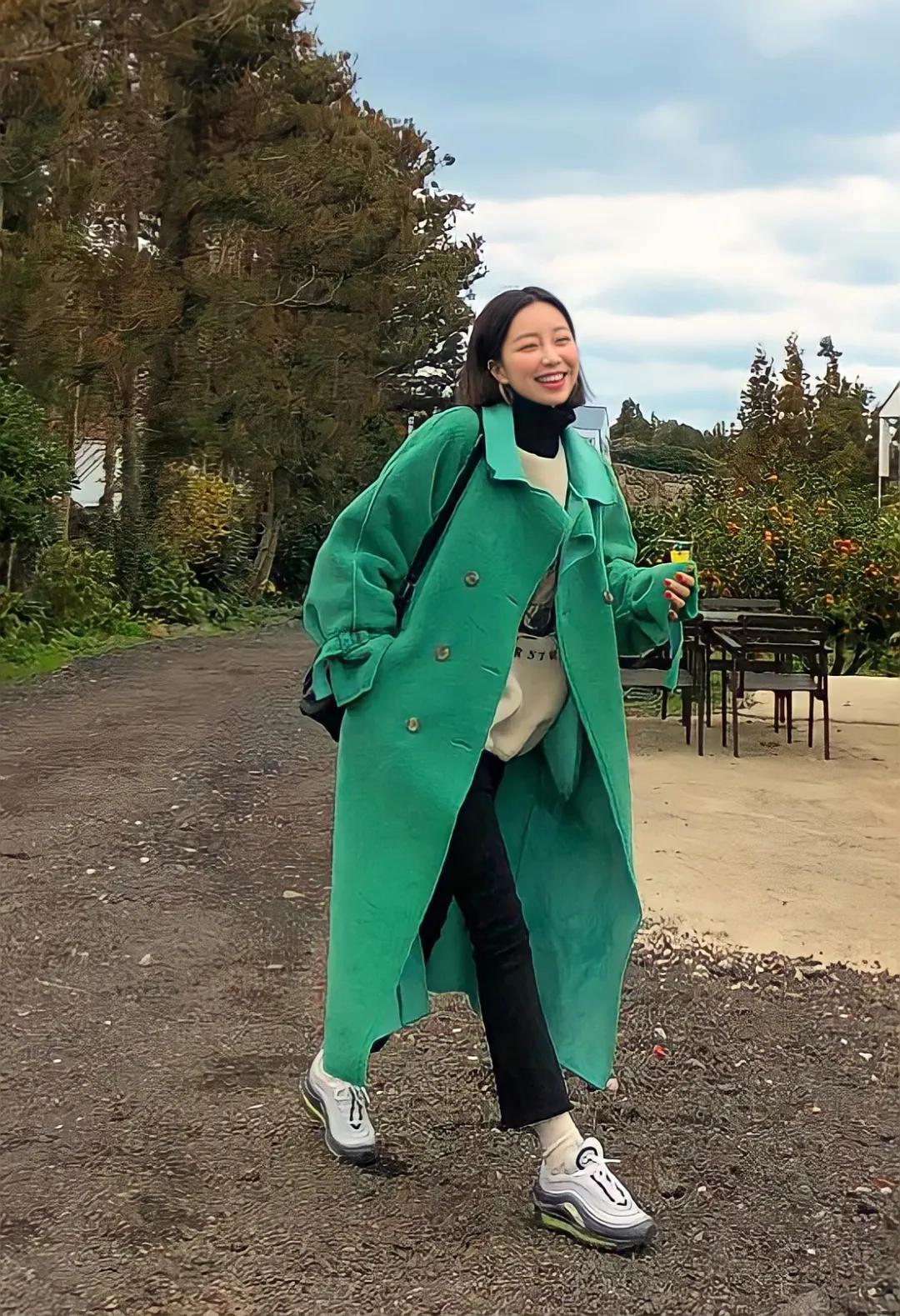 冬款大衣搭配连帽毛衣,大衣内搭毛衣裙冬中长款