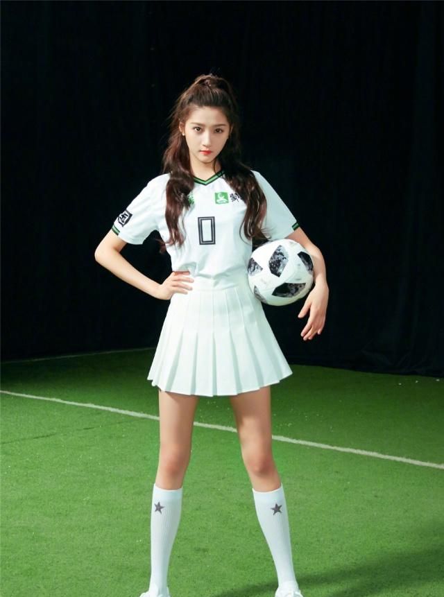 韩雪穿了一身礼服,韩雪穿红色高跟鞋黑色上衣