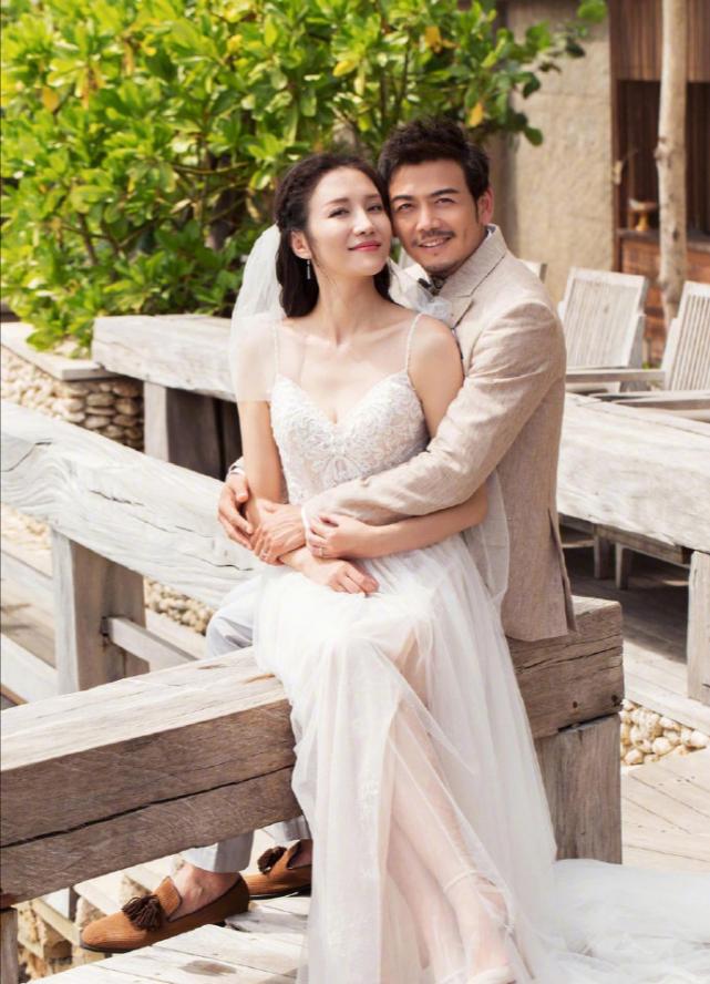 杨烁回应教育争议，在妻子微博下道歉，表示“搓衣板在路上”