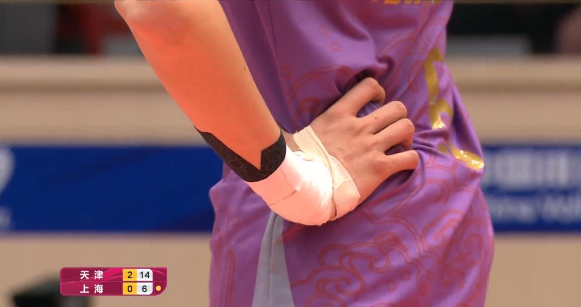 攻手扣球找球,姚迪传球给朱婷