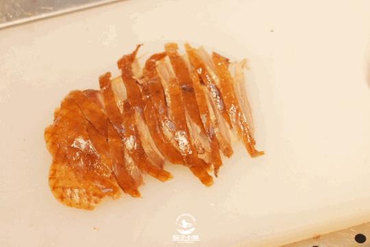 烤鸭最酥的一块鸭皮酥到了顶点,味道纯正的烤鸭肉质鲜嫩