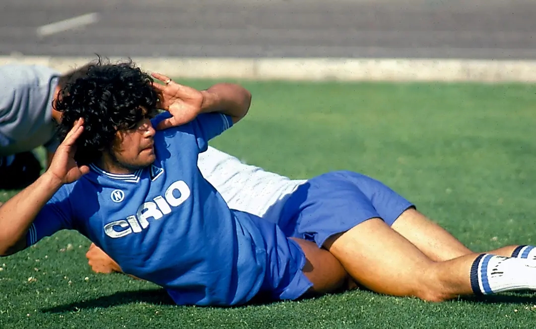 球王马拉多纳的陨落纪录片完整版,马拉多纳传奇纪录片