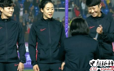 韩国女裁判足球,足协杯和孙雯一起颁奖的女的是谁