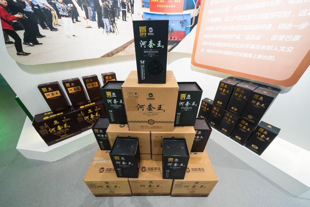 她是滔滔千里黄河的宠儿，阴山之下、河套之上的掌上明珠