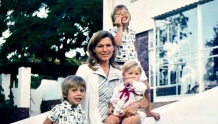 50岁邓文迪离婚后生活曝光,邓文迪离婚以后干什么