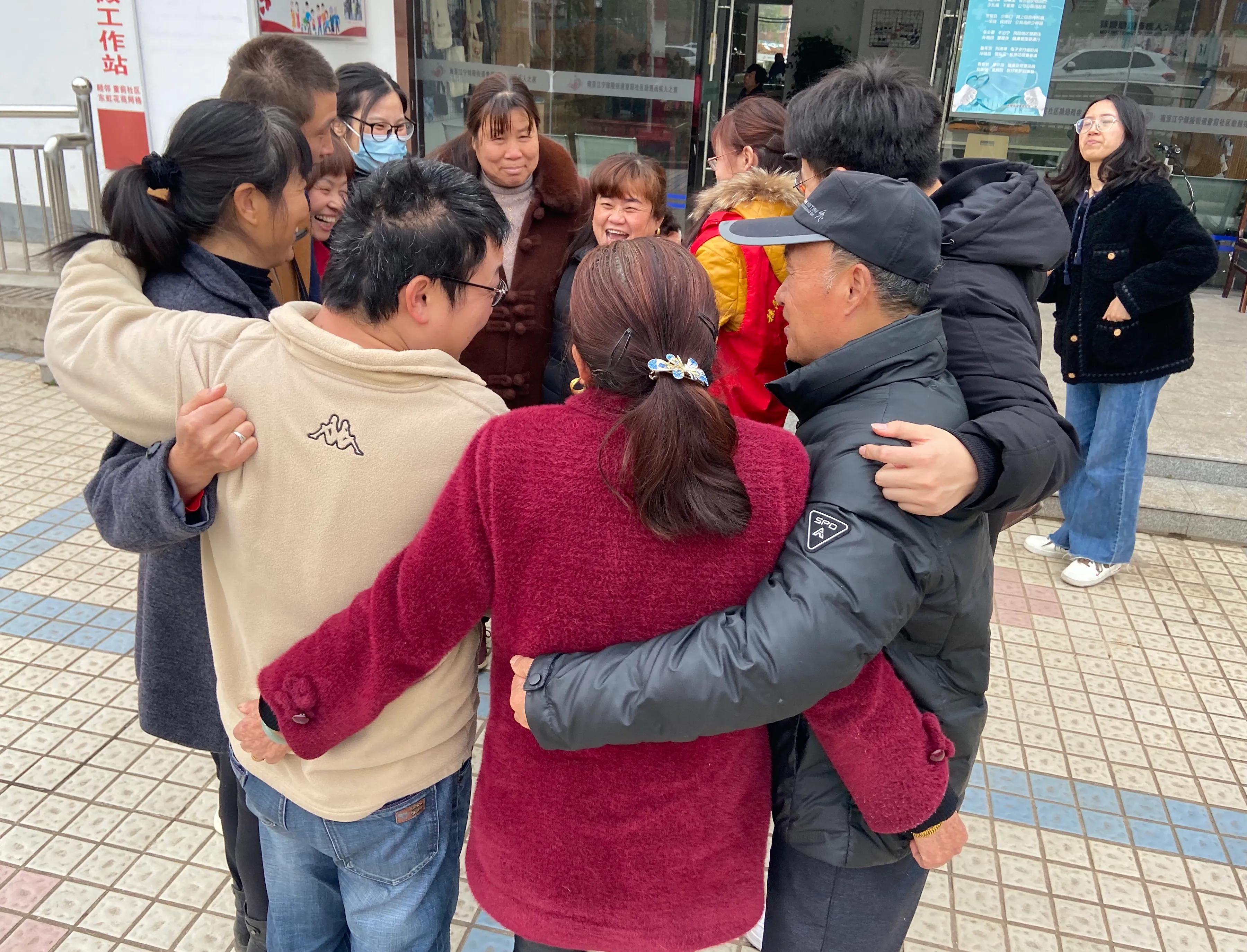 希望给残疾人一点温暖,为残疾人送去节日的关怀