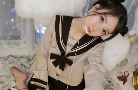 冯提莫坐在直播间里摇头晃脑,冯提莫直播间互动回放