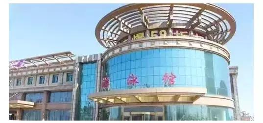 潜水池是夏季避暑的好地方,夏天去潜水馆避暑