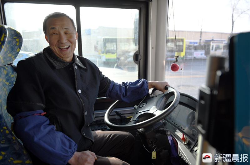 从“大通道”到新能源车37年老公交人见证乌鲁木齐公交发展