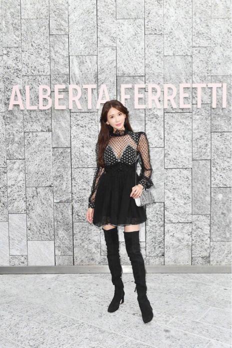 林志玲穿露肩上衣优雅迷人,林志玲穿深v裙图片