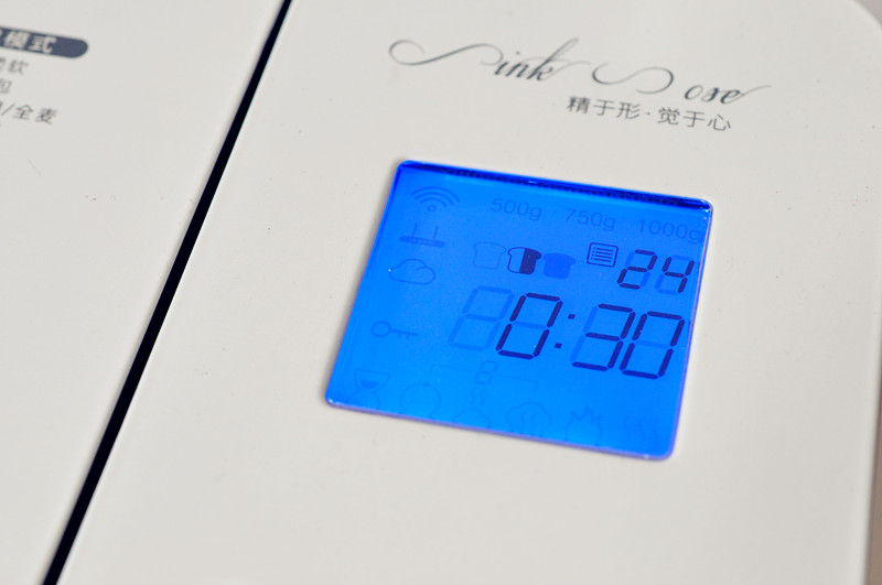 鸡翅放进面包机，然后就等吃了，不怕油星四溅，更不担心烤糊烤焦