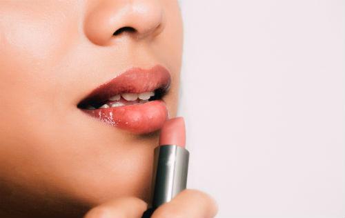 香肠嘴怎样涂口红才好看,涂口红的尴尬一招轻松解决