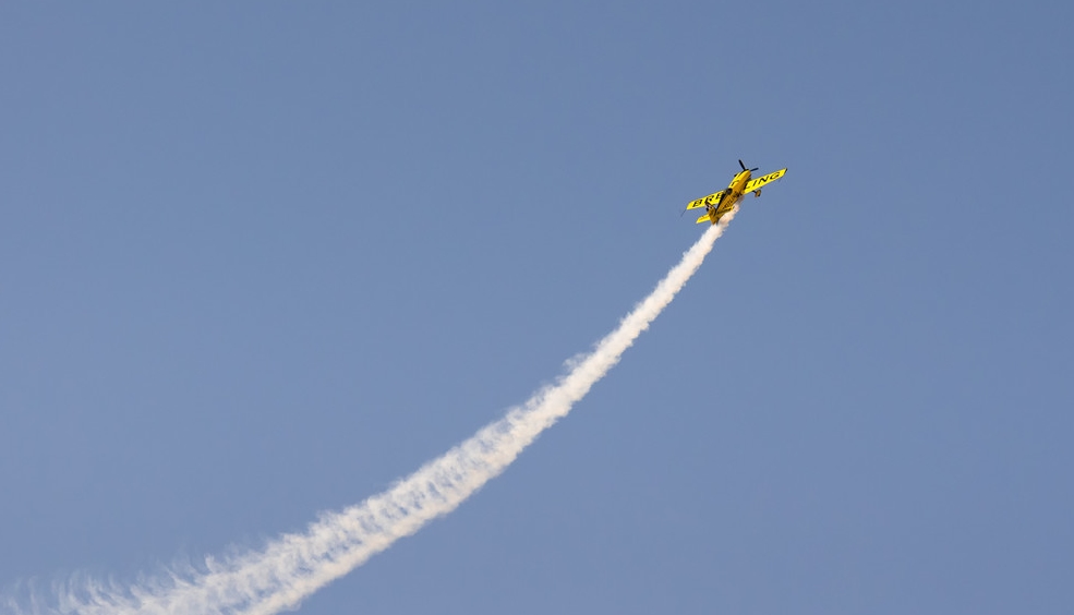 飞机在空中排放的烟是什么,飞机空中拉的烟是什么