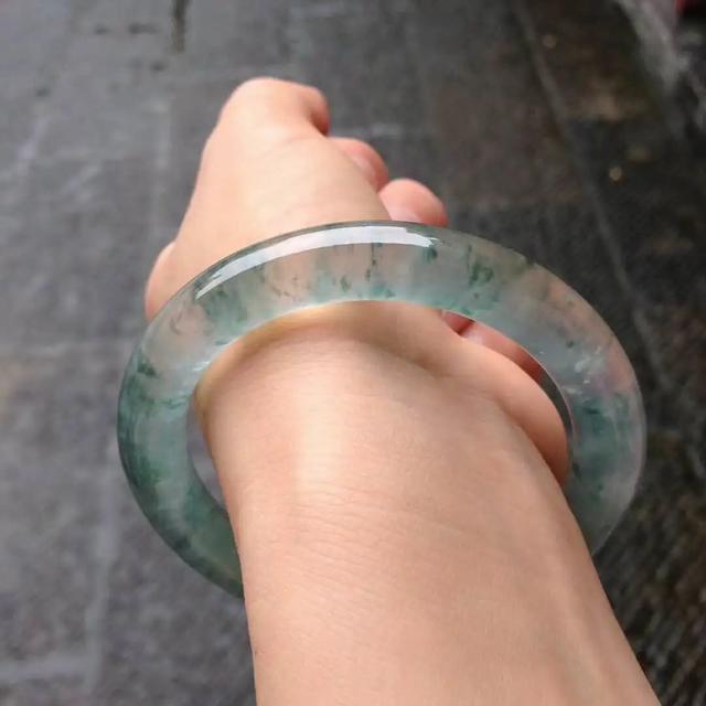 4800元翡翠原石切出5条果绿手镯,十年难得一见的翡翠原石