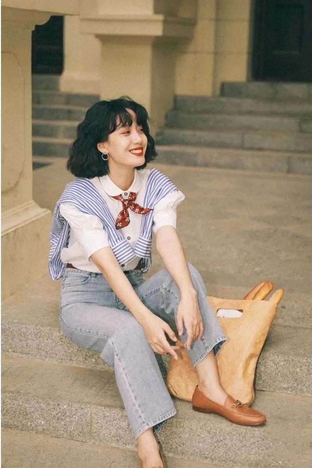 秋冬乐福鞋女款怎么搭配,秋天别穿小白鞋了今年流行乐福鞋