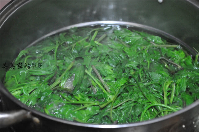 这菜农村到处都是，人称“百草之王”，4月最鲜嫩，做馒头特香！