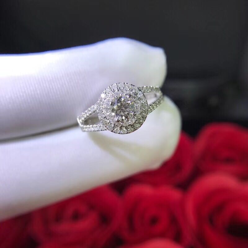 钻戒什么款式戴着实用女,结婚钻戒的选择如何做到省钱实惠