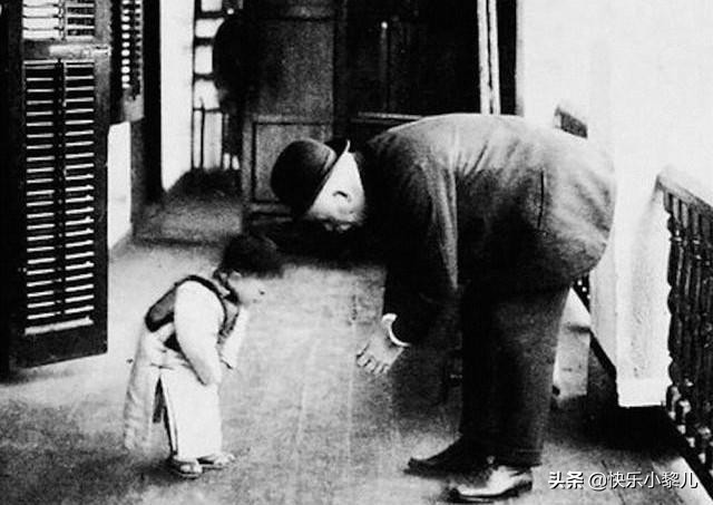 3岁男童鞠躬的照片火了！礼数的传承，便是最好的家教