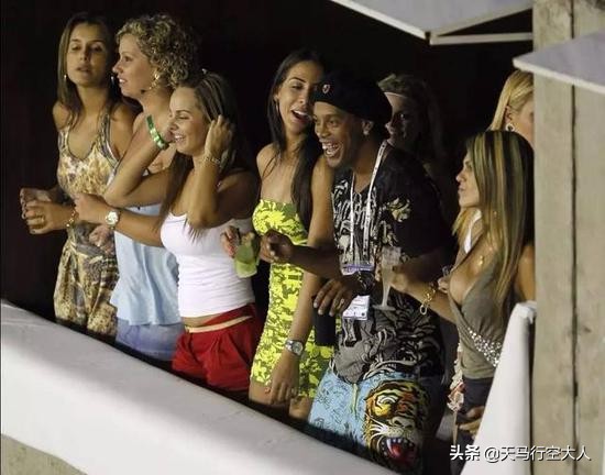 小罗，落入凡间的足球精灵，他的欢乐和世界只有他懂