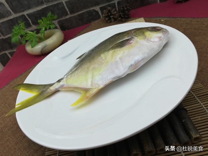 鲁菜熏鲳鱼最正宗的做法,鲳鱼浙江最正宗的做法