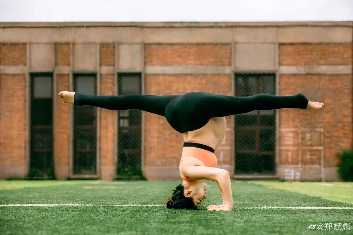 刘璇孕晚期倒立,刘璇给二胎做被动运动