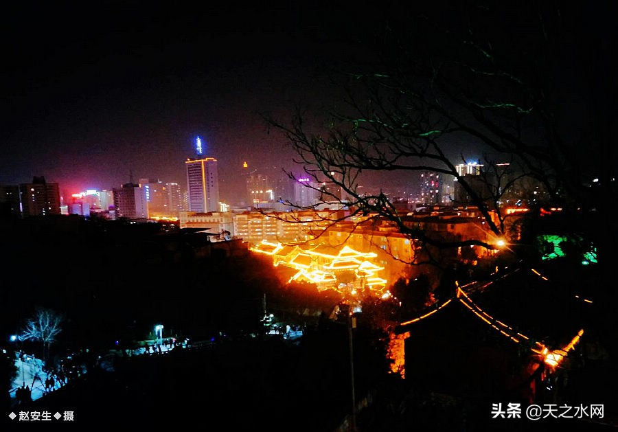 甘肃天水数万民众“上九朝观”祈福纳祥争烧头柱香！（组图）