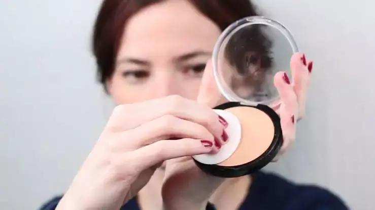 蜜粉跟粉饼散粉有什么区别呢,蜜粉散粉和粉饼的区别在哪里