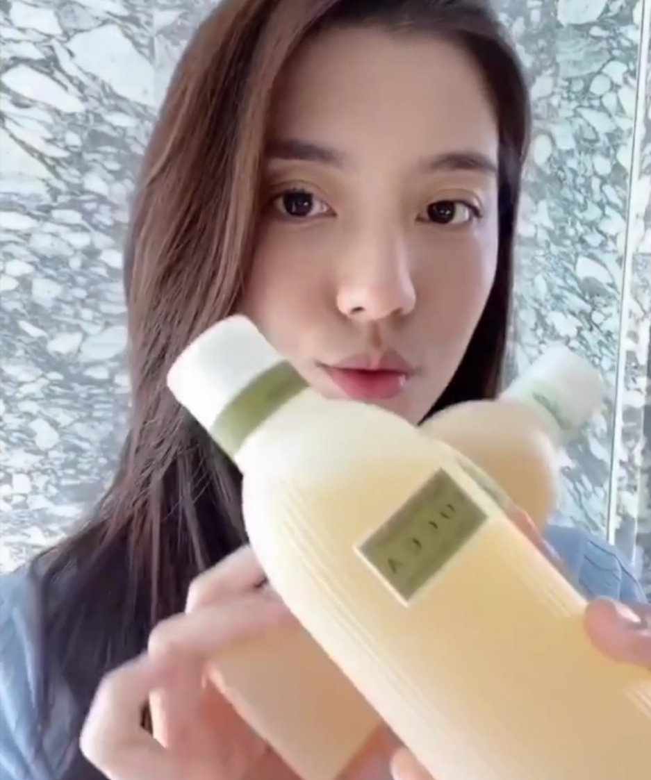 好羡慕吴千语，家里沐浴露很多，根据心情来挑选味道