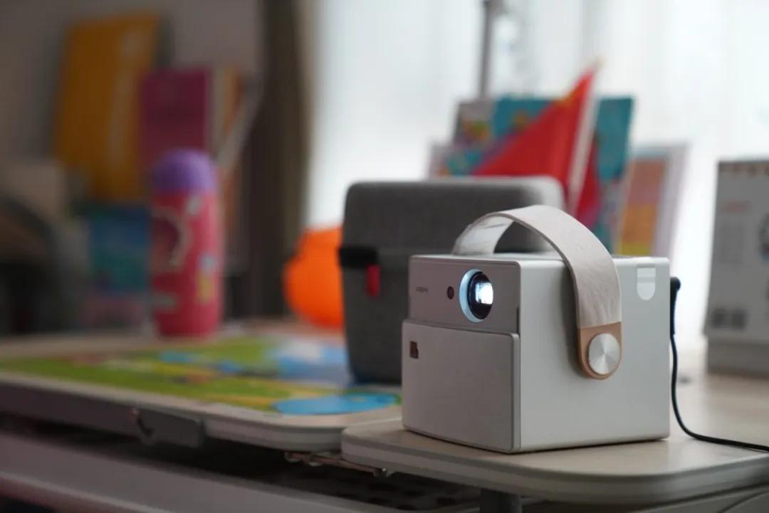 如何选择护眼投影仪,100寸电视和投影仪哪个好更护眼