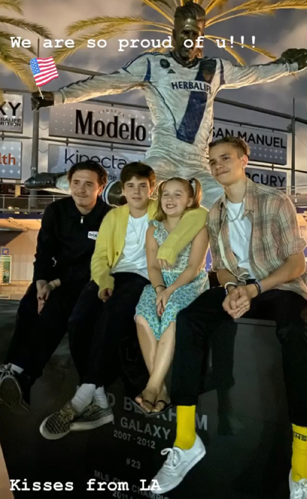 小贝和儿子踢球,小贝看球赛