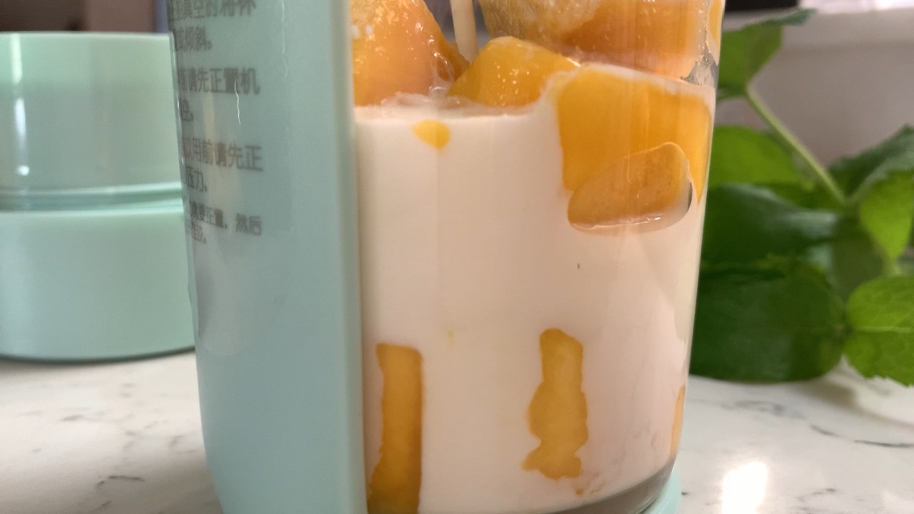 自制芒果奶昔，简单易做营养价值高，给孩子喝很放心
