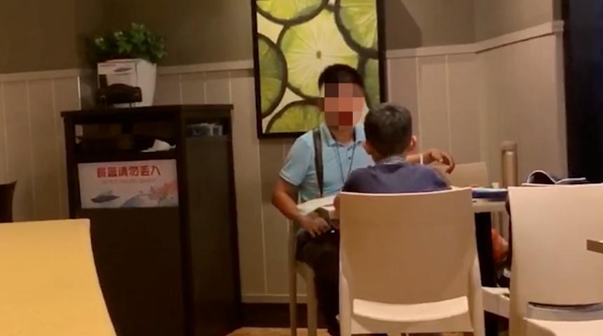 看了肯德基里的这对父子，才明白为什么有些孩子，富不起来