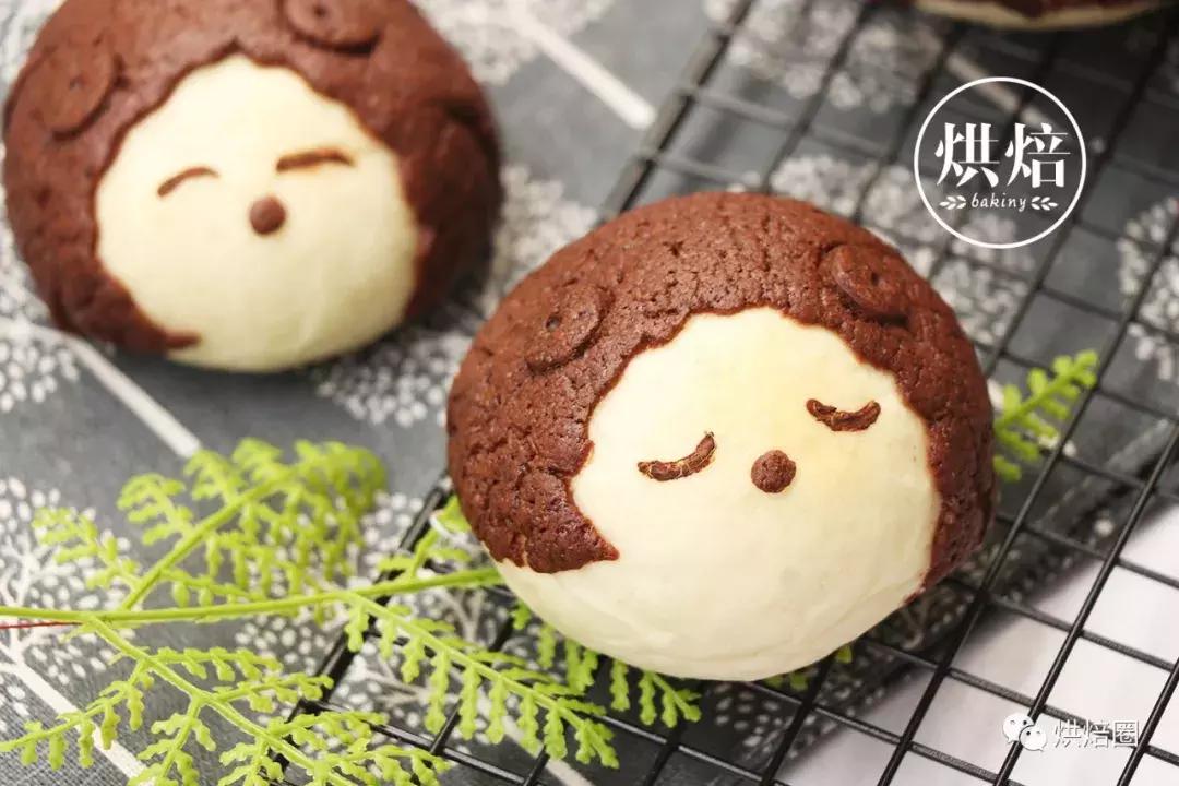 像这样把饼干皮覆在面包上就能烤出一大波孩子都爱的刺猬面包~