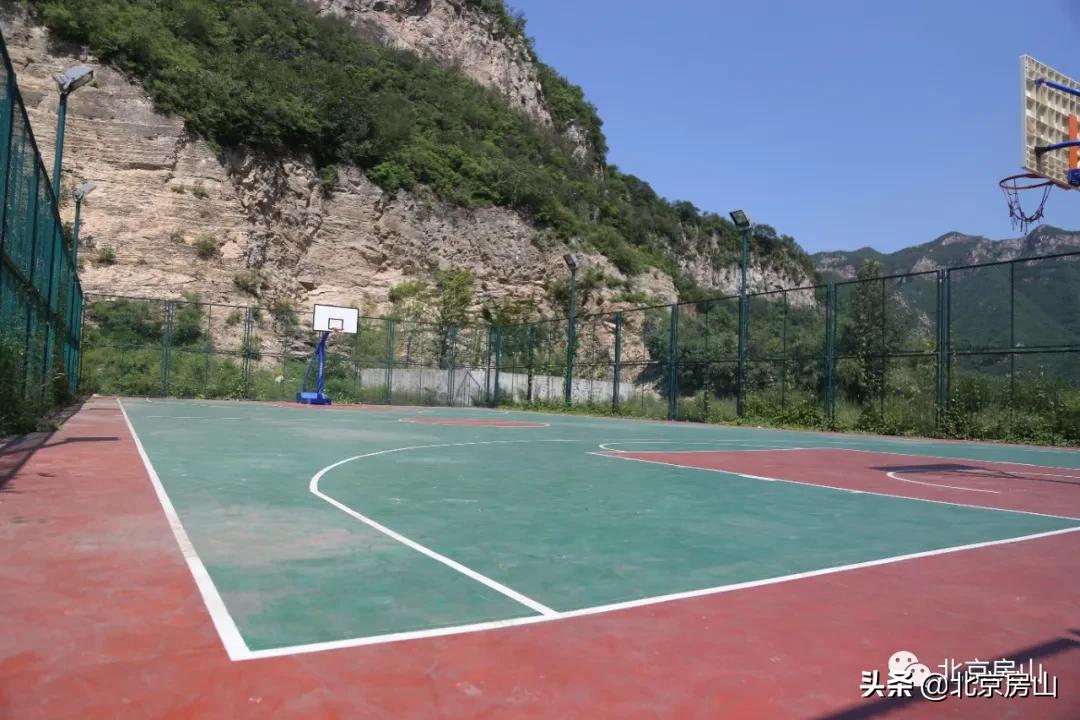 废弃的矿山正在改导致为一座公园,废弃矿坑改导致美丽公园