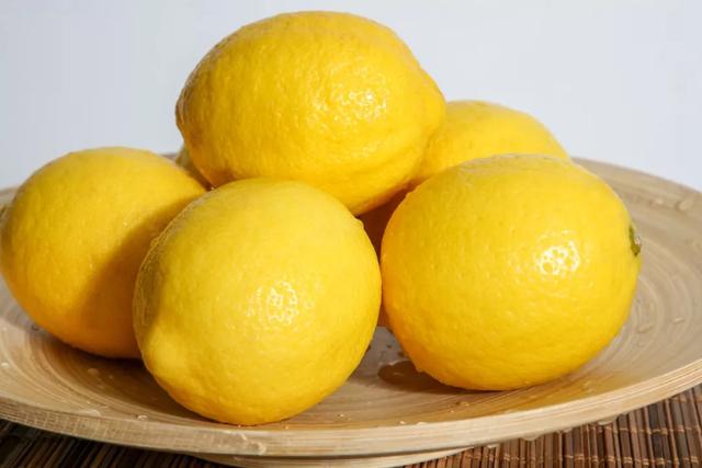 养肝日常可常吃这几种水果,养肝的人建议少吃这2种水果