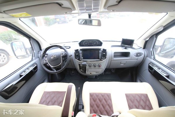 小两口开拖挂房车自驾游视频,成都小两口房车自驾游