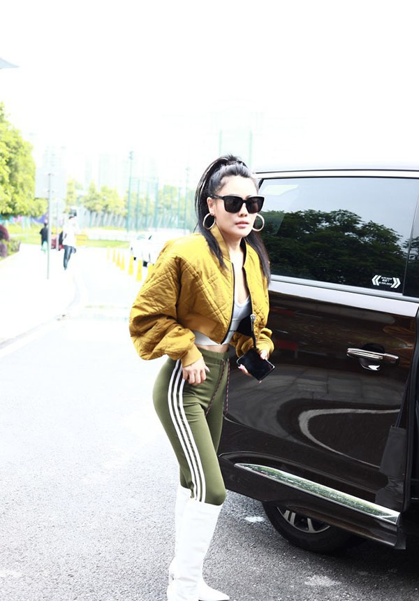 袁娅维身材丰满又敢穿，运动裤配白色长筒靴，冲天辫搭细腰好撩人