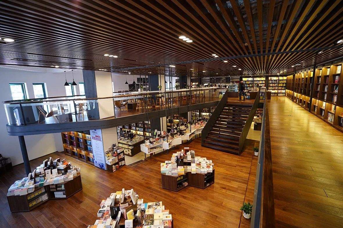 长亭外古道边芳草碧连天,长亭外古道边芳草连天