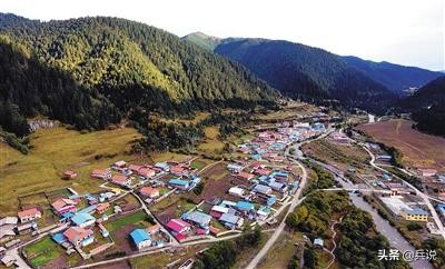 红军翻越雪山军需处长被冻死故事,红军过雪山草地遗体成悲壮路标